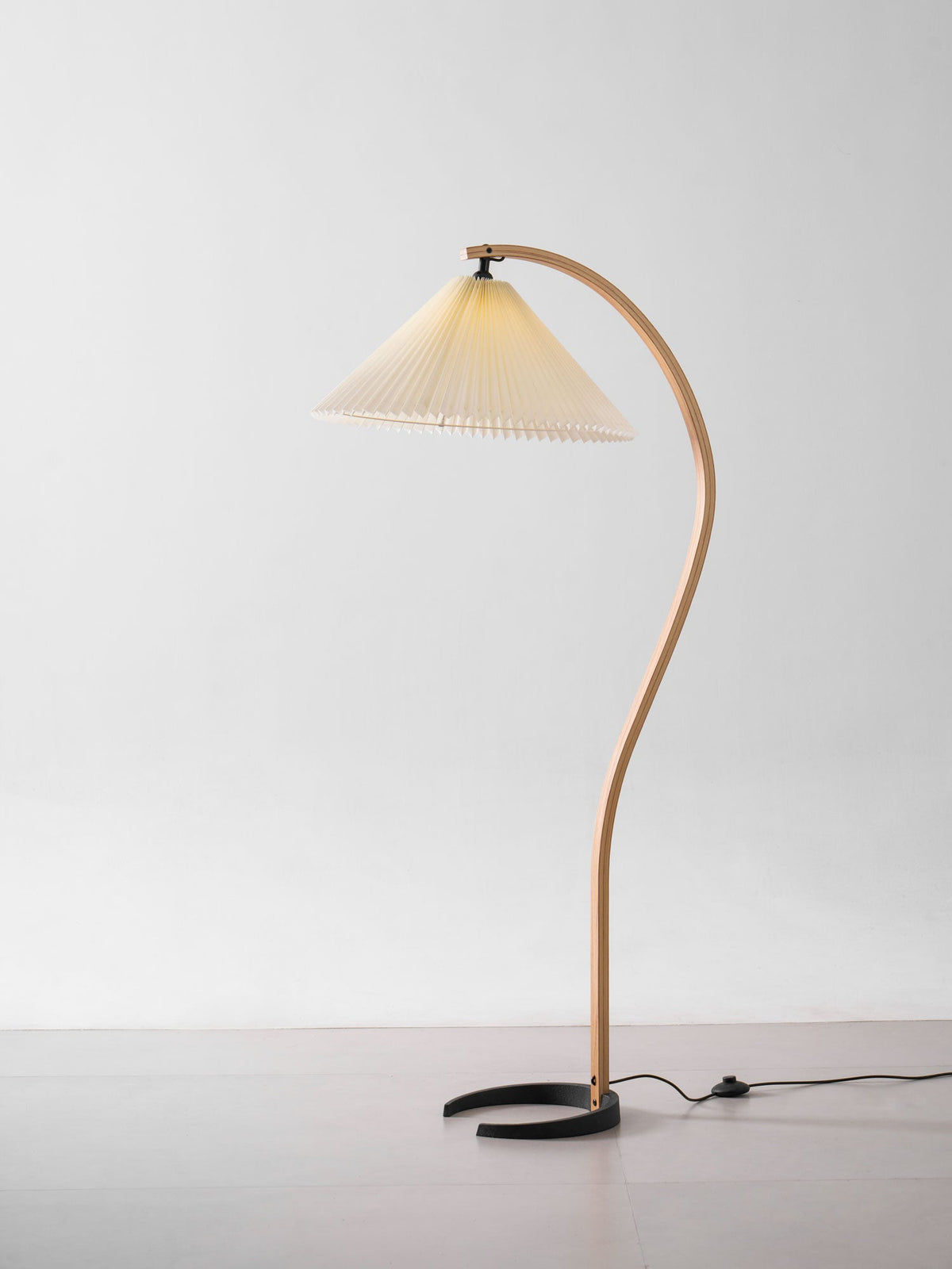 Scandinavian Wood Floor Lamp — Floor Lamp | Maison Monashee — view 140