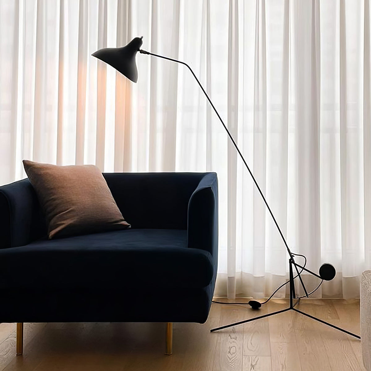 Black Metal Floor Lamp — Floor Lamp | Maison Monashee — view 4
